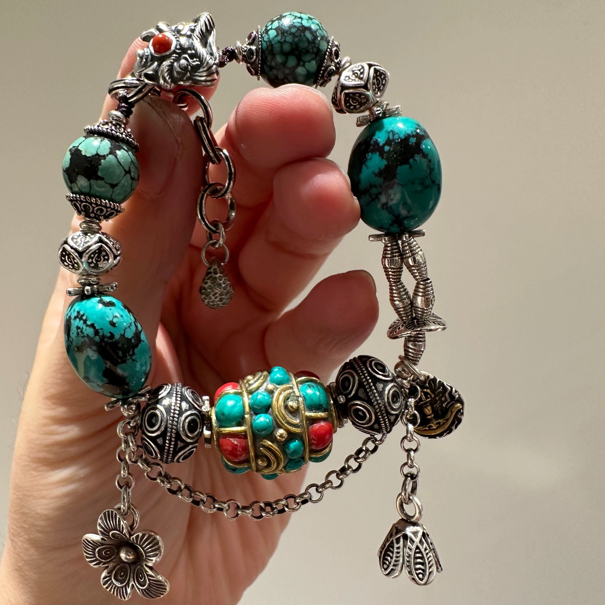 S11603<非晚>松石（大小不一）南红醒狮扣红绿锆秤砣尼泊尔珠手链