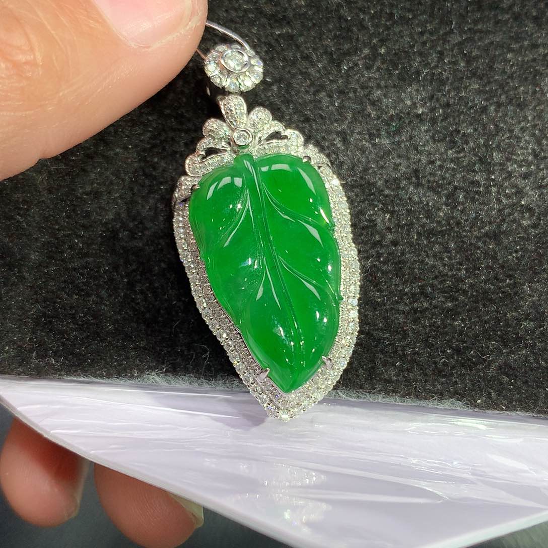 翡翠吊坠(赠链)18K金镶嵌