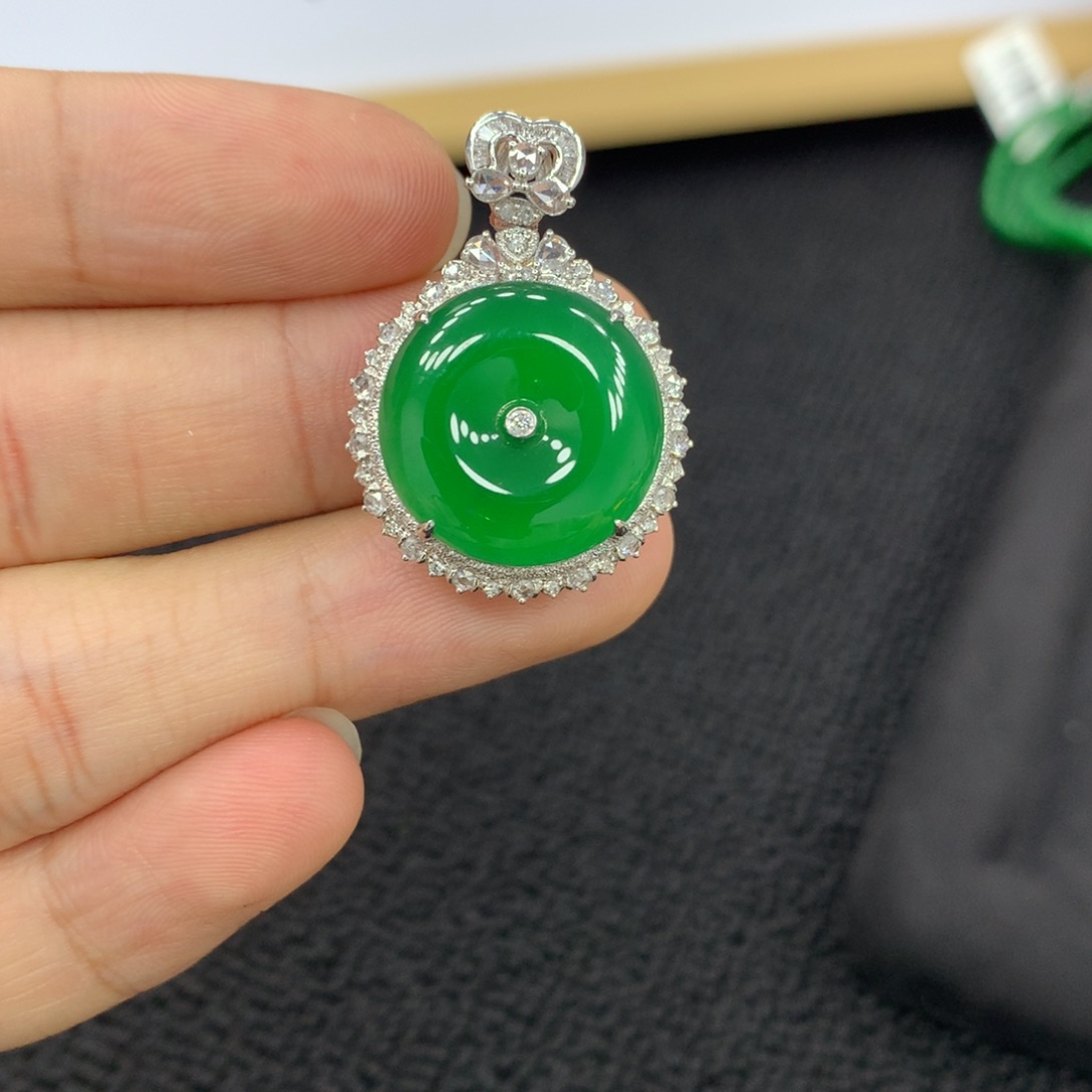 颈饰18K金镶嵌翡翠扣子