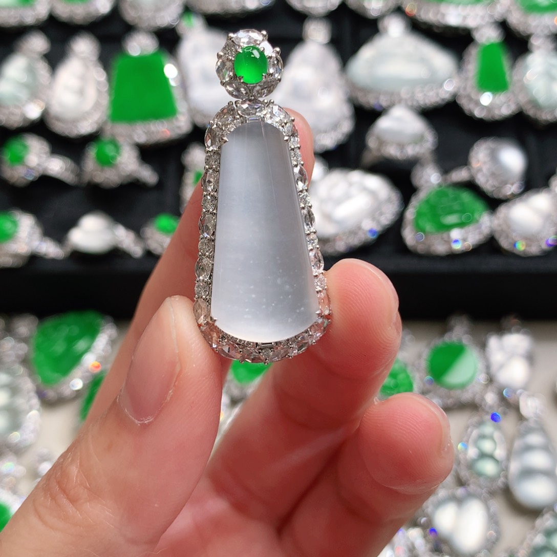 颈饰18K金镶嵌翡翠无事柱