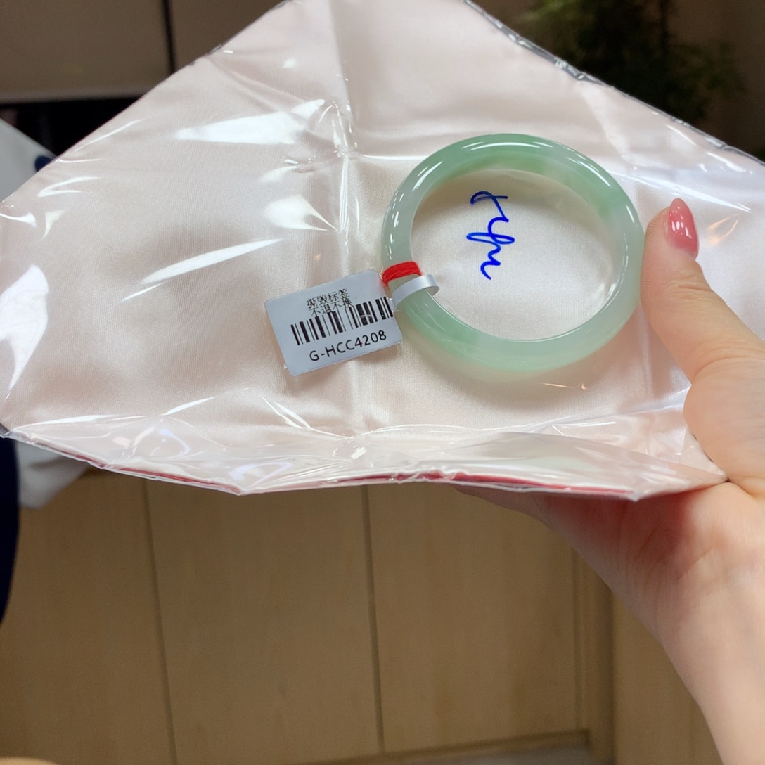 翡翠手镯未镶嵌不退不换