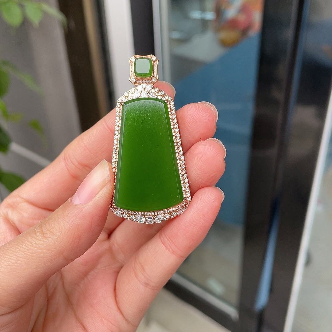 283242玉美人小程俄罗斯和田玉碧玉18k金镶嵌平安牌挂件