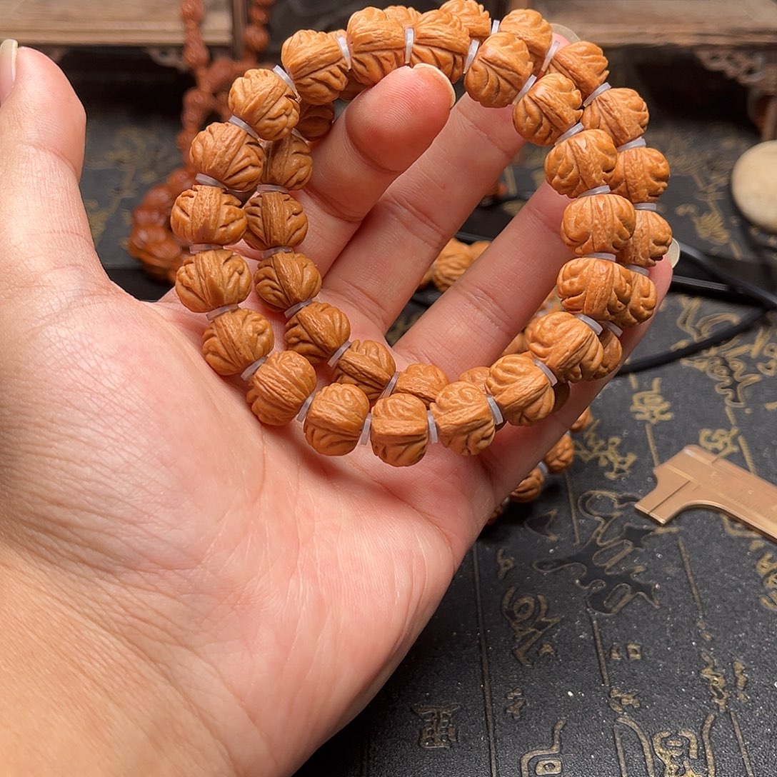 吊坠桃核赤金风雨手串