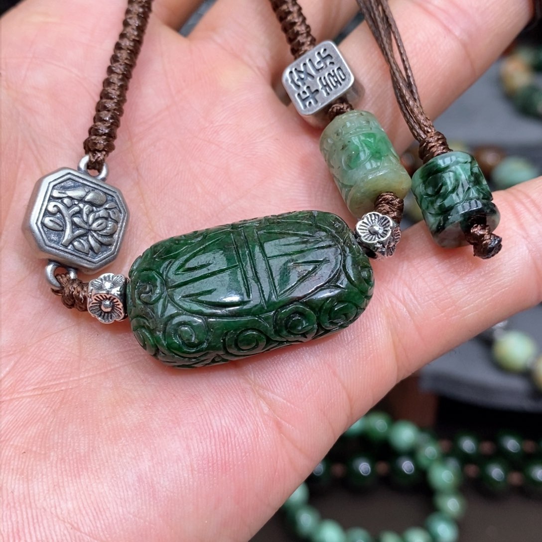 翡翠颈饰未镶嵌漂亮美眉