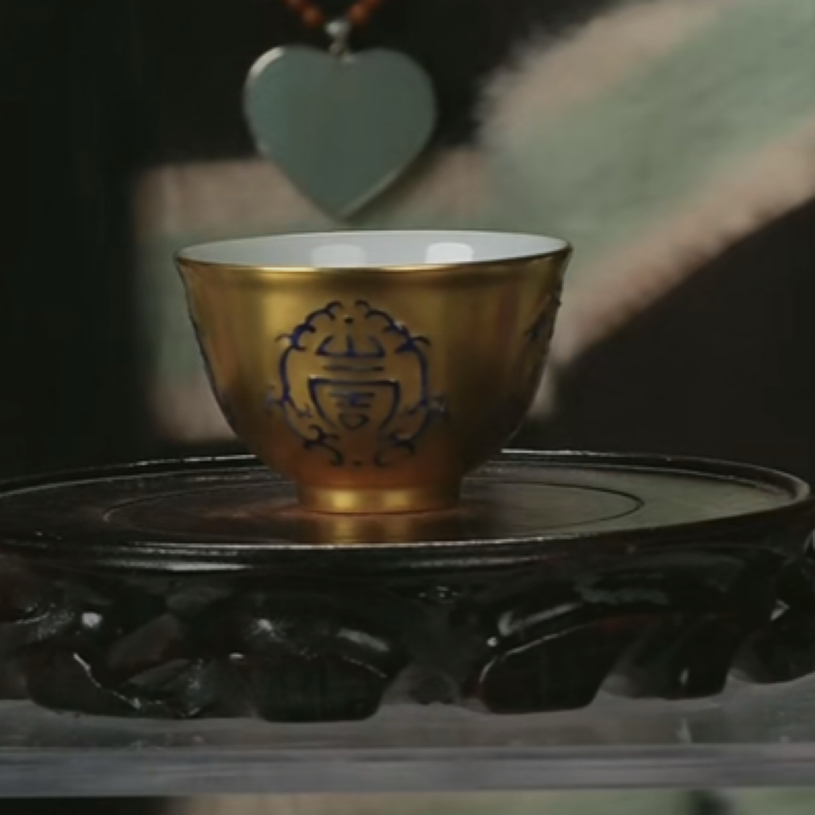 Y金地模印花间寿纹杯