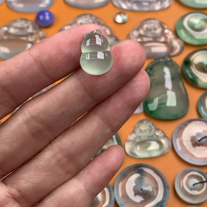 翡翠挂件未镶嵌…