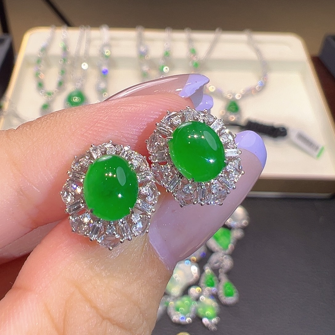 翡翠18K金镶嵌耳钉翡翠