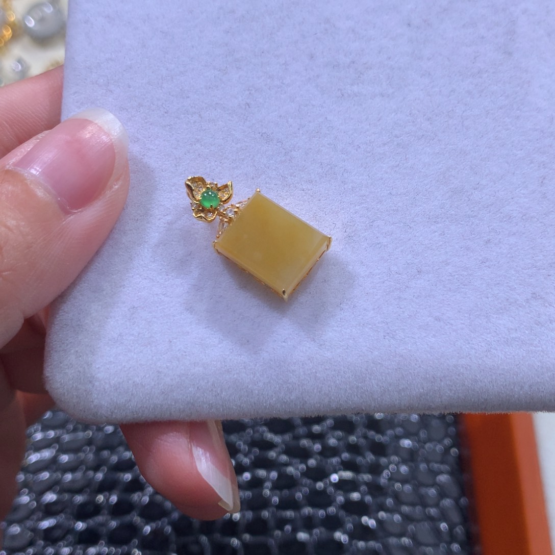 翡翠18K金镶嵌颈饰翡翠