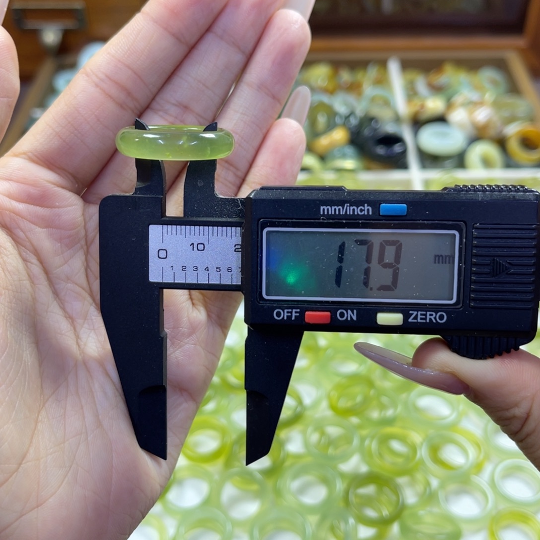 蛇纹石玉未镶嵌手镯13