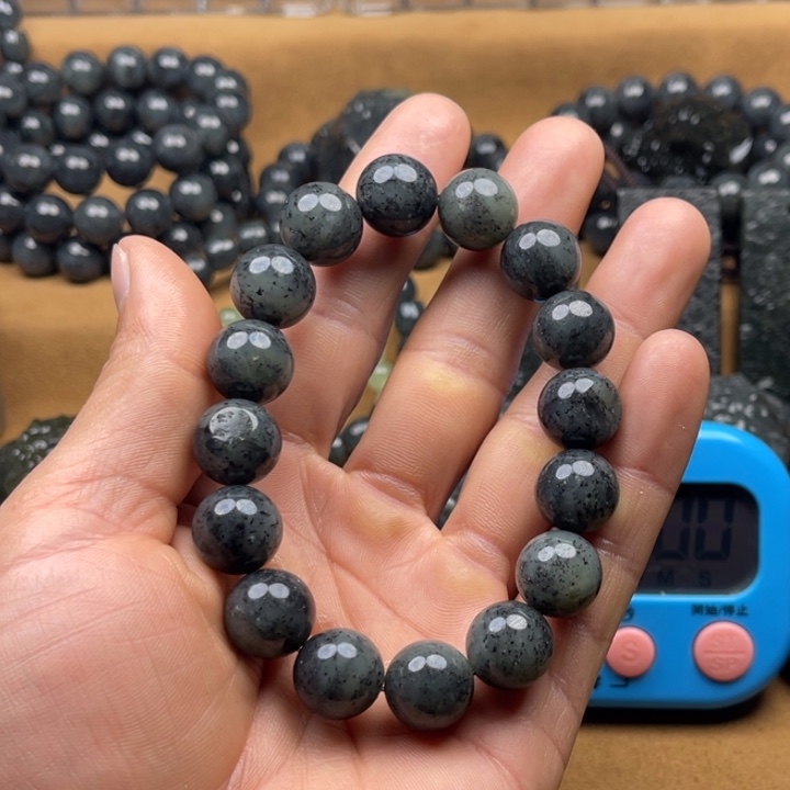 把***样和田玉未镶嵌手串