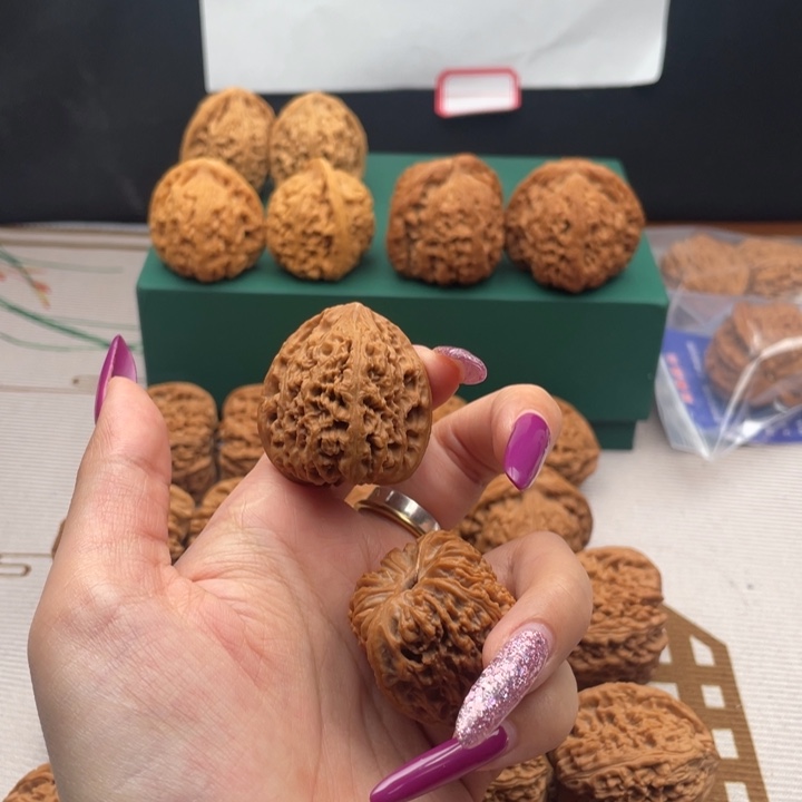 将****文玩核桃吊坠南疆