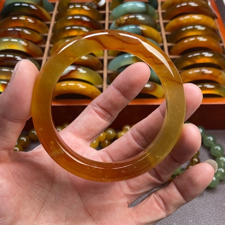 蛇纹石玉手镯未镶嵌招***嫂