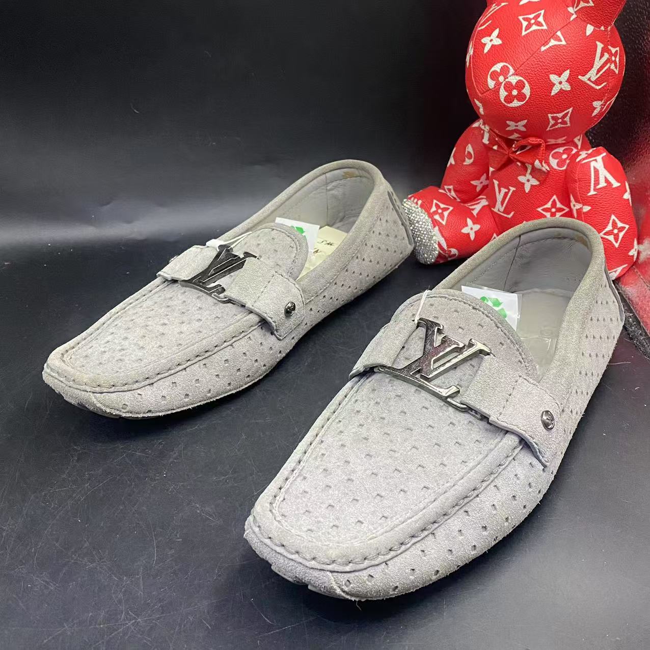 95新 LouisVuitton/路易威登 男士灰色银标豆豆鞋41.5欧码ddm111