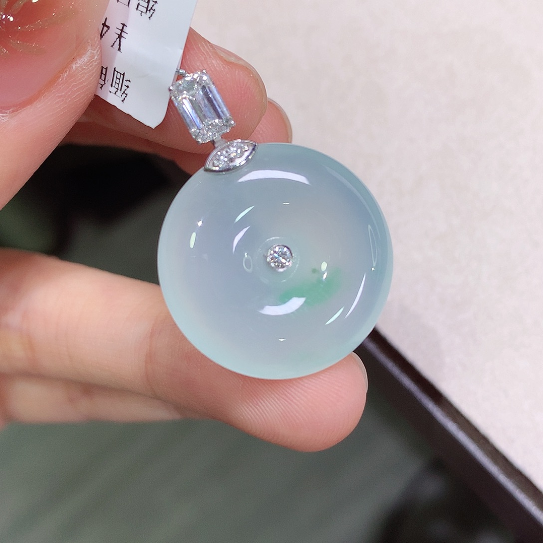 翡翠18K金镶嵌颈饰