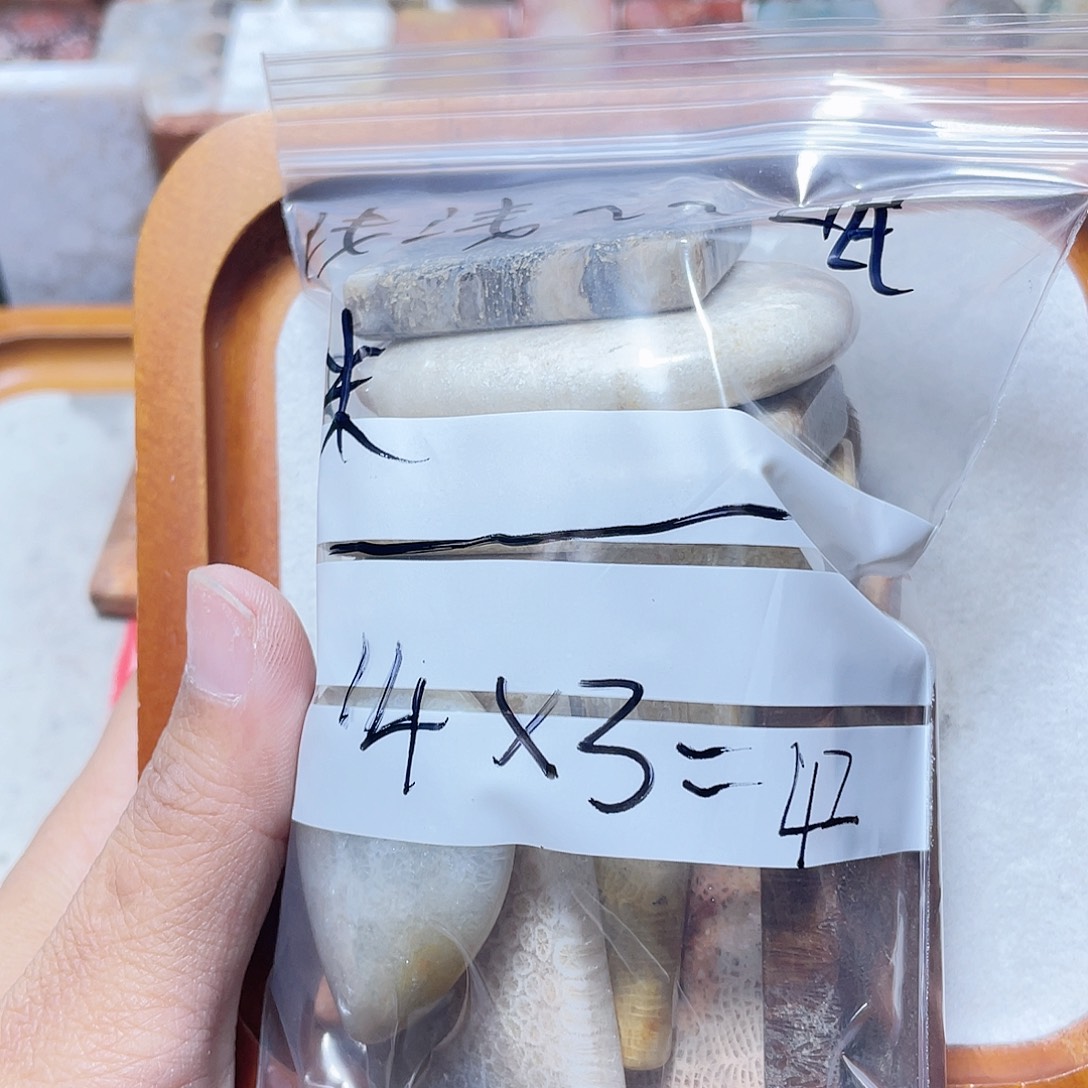 浅***。硅化珊瑚（珊瑚玉）合金颈饰