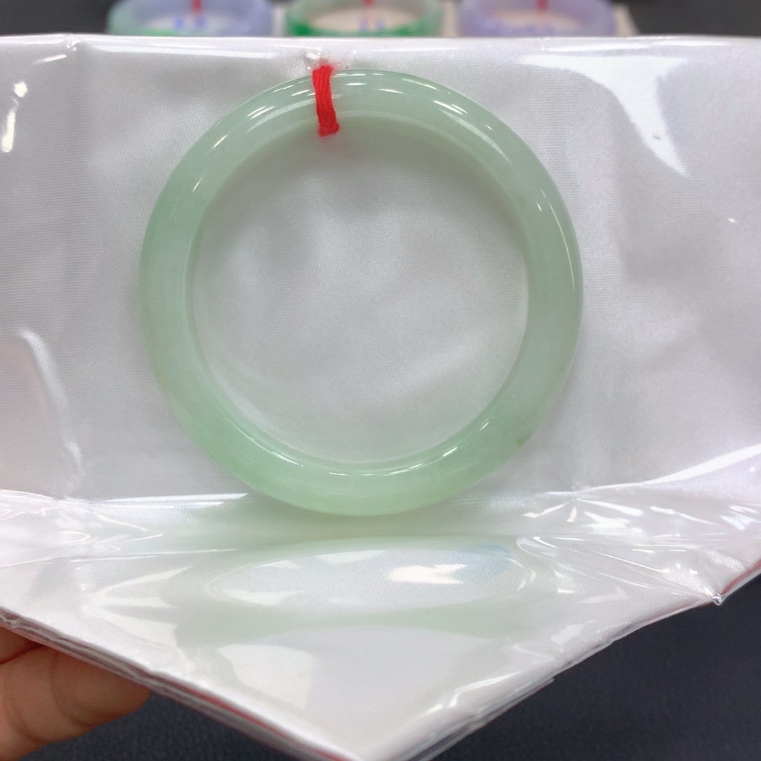 翡翠手镯未镶嵌翡翠