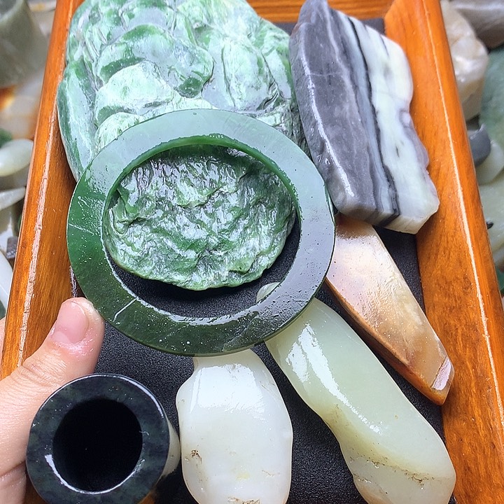 和田玉（糖玉）和田玉边角料未镶嵌在**方