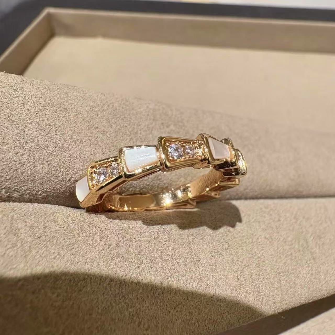 经典白色带钻蛇骨戒指