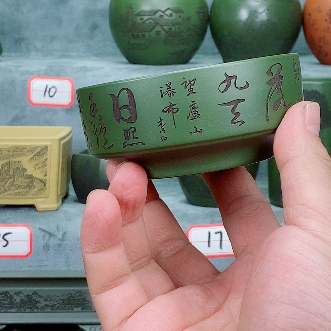 紫砂花盆我在看书