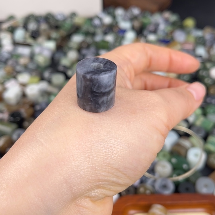 小***恩和田玉未镶嵌颈饰