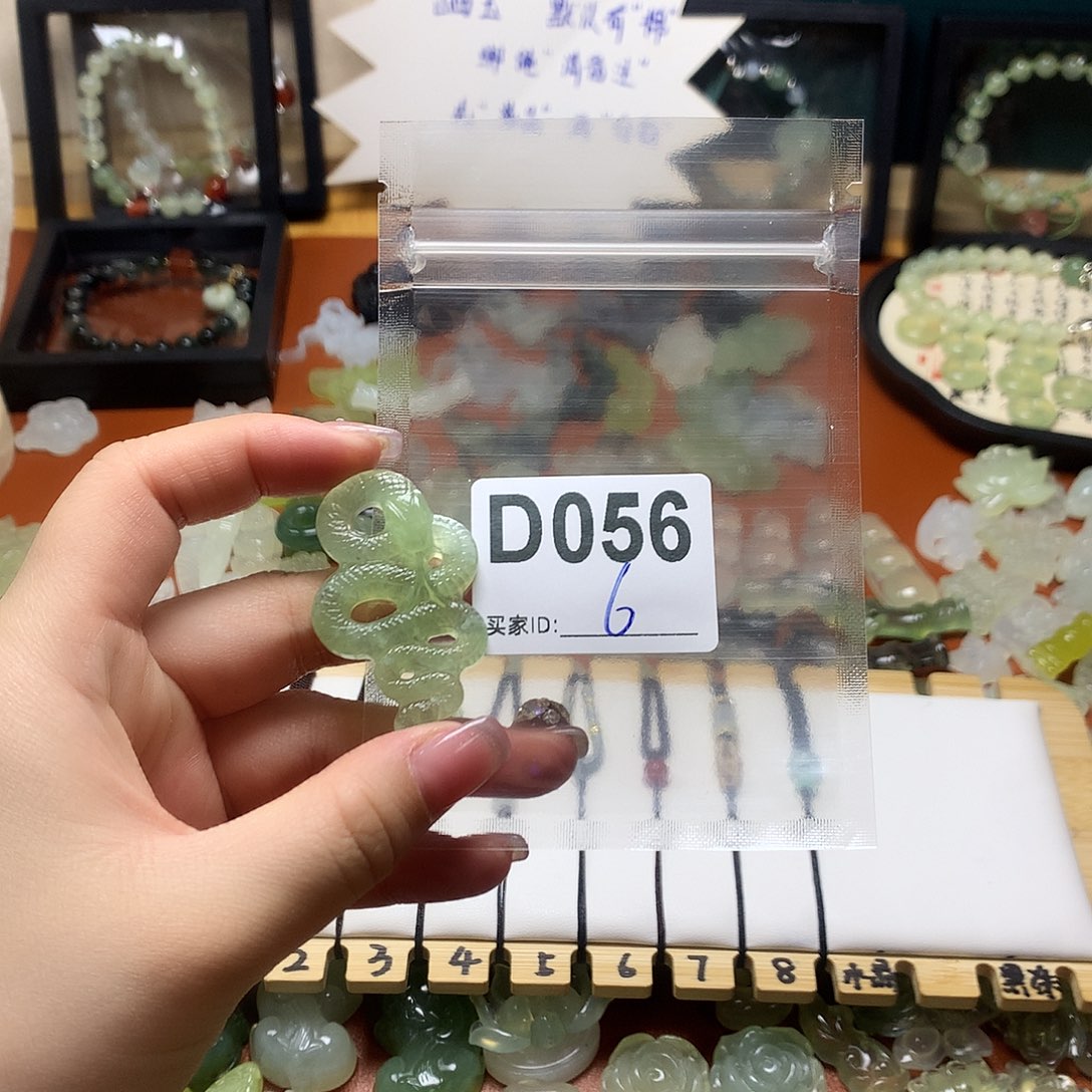 蛇纹石玉颈饰合金虎*