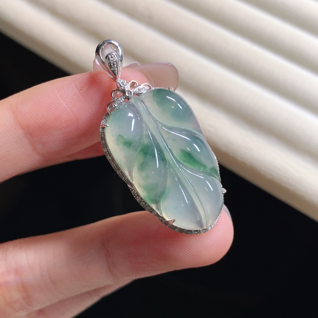 翡翠颈饰18K金镶嵌叶子