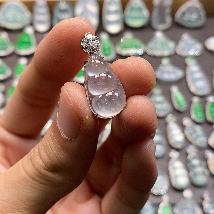 翡翠吊坠(不含链)18K金镶嵌豆子