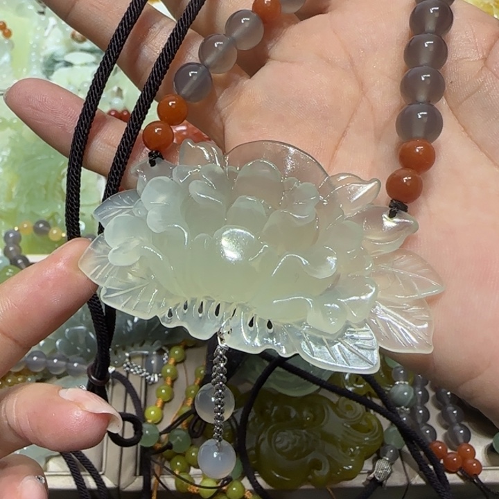 蛇纹石玉吊坠合金