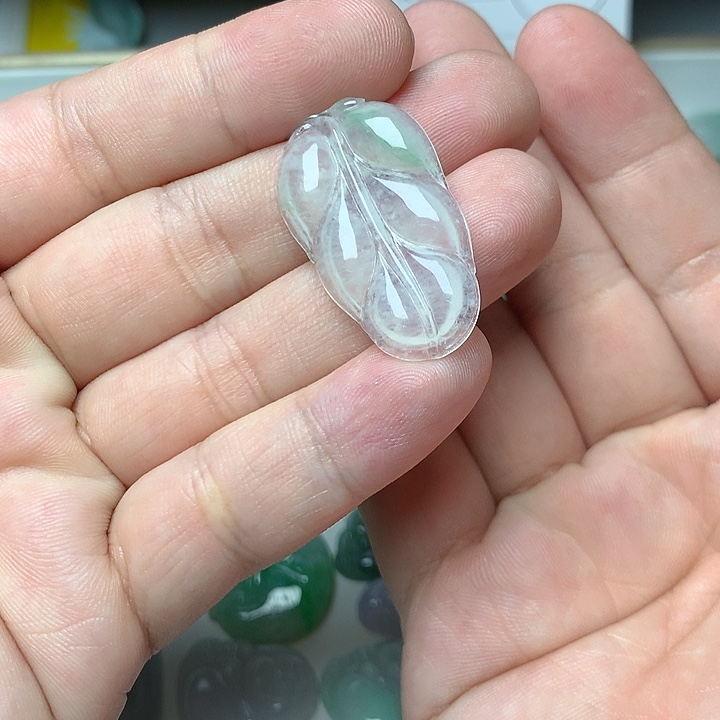 翡翠颈饰未镶嵌叶子