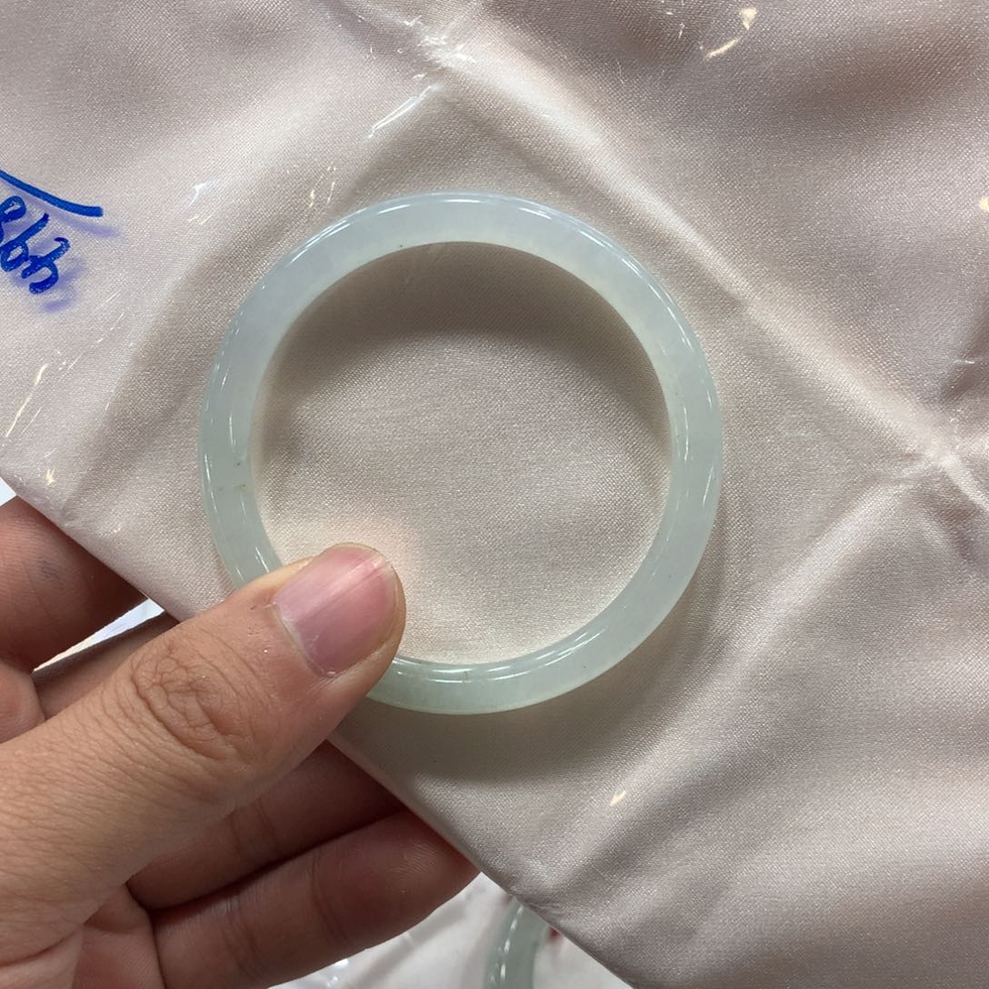 翡翠手镯未镶嵌翡翠