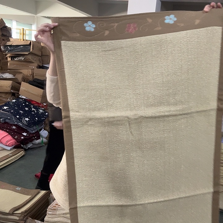 卡其色绣花边坐垫70*120