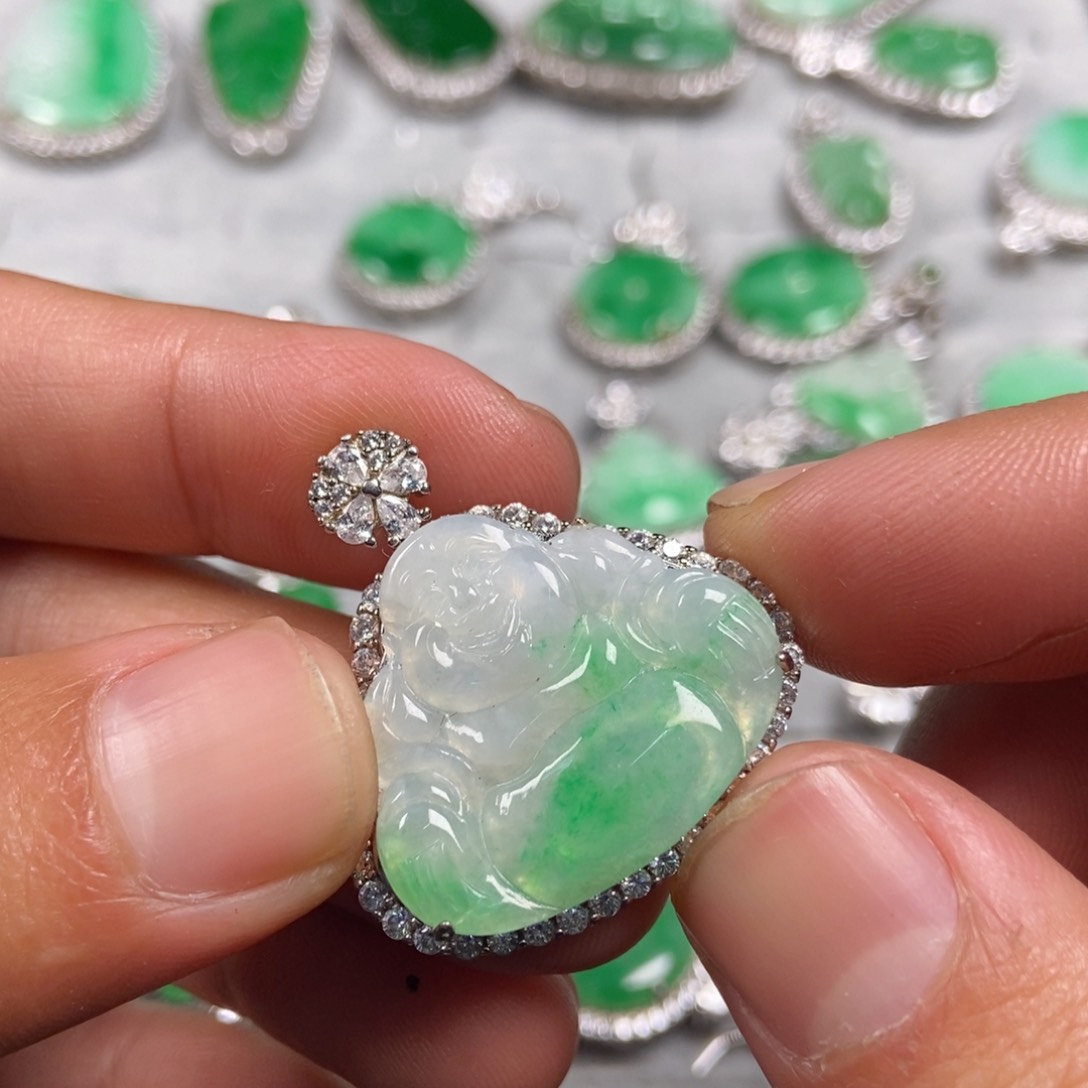 翡翠颈饰未镶嵌佛公