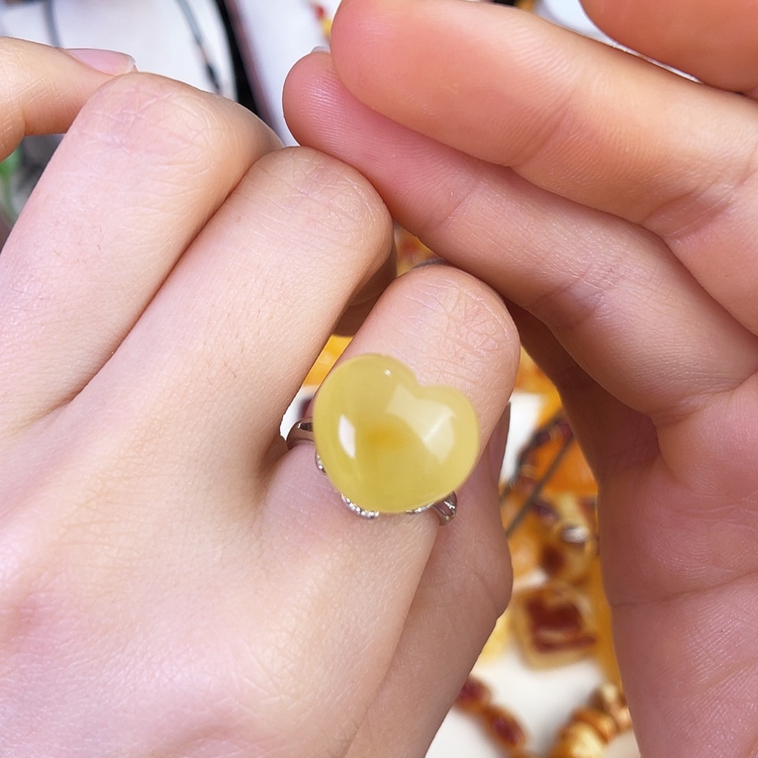 未镶嵌琥珀珠宝奇石。