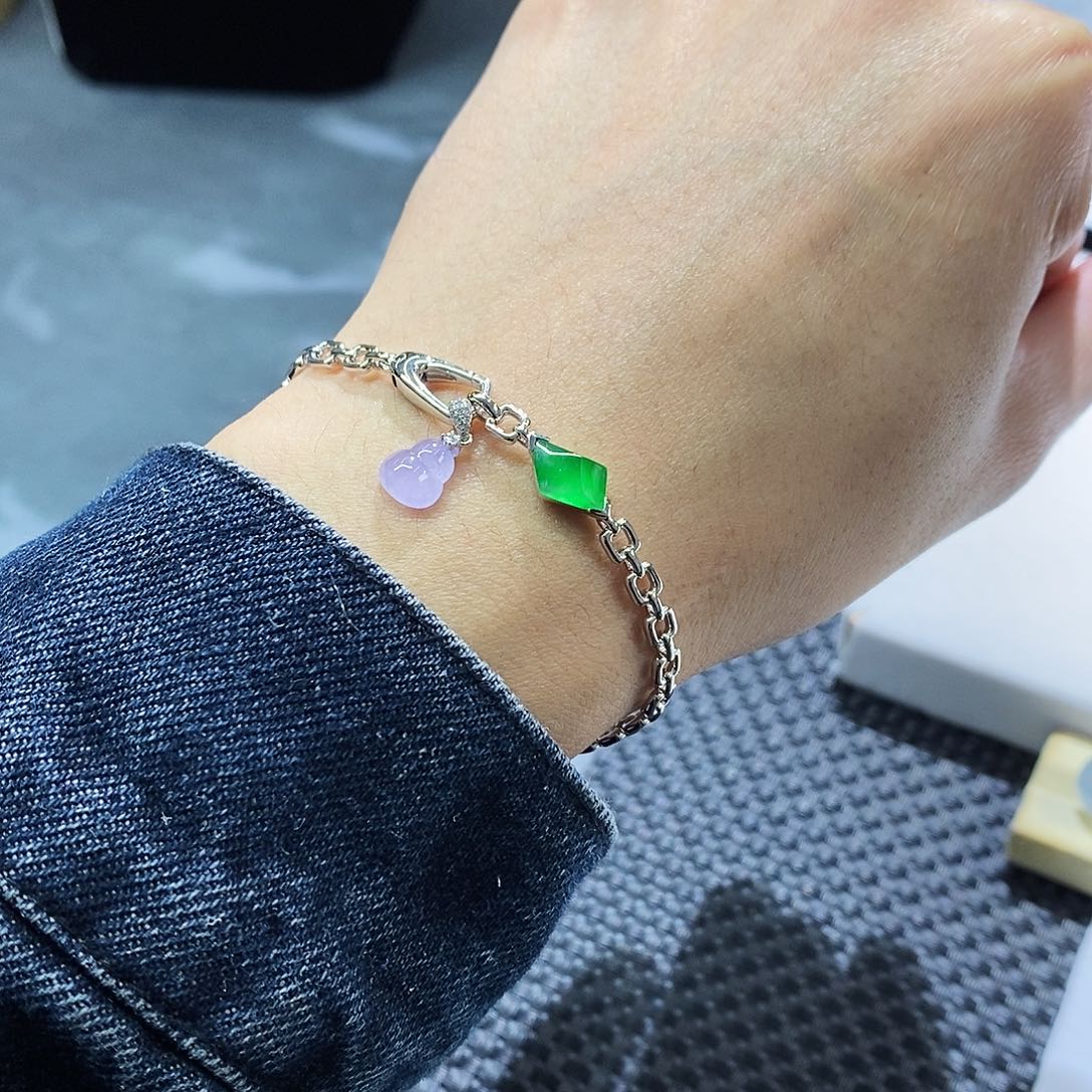 颈饰18K金镶嵌翡翠设计款手链