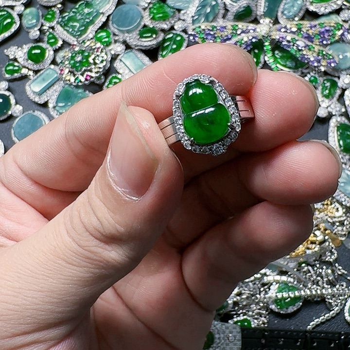 翡翠颈饰未镶嵌天然A货翡翠放漏