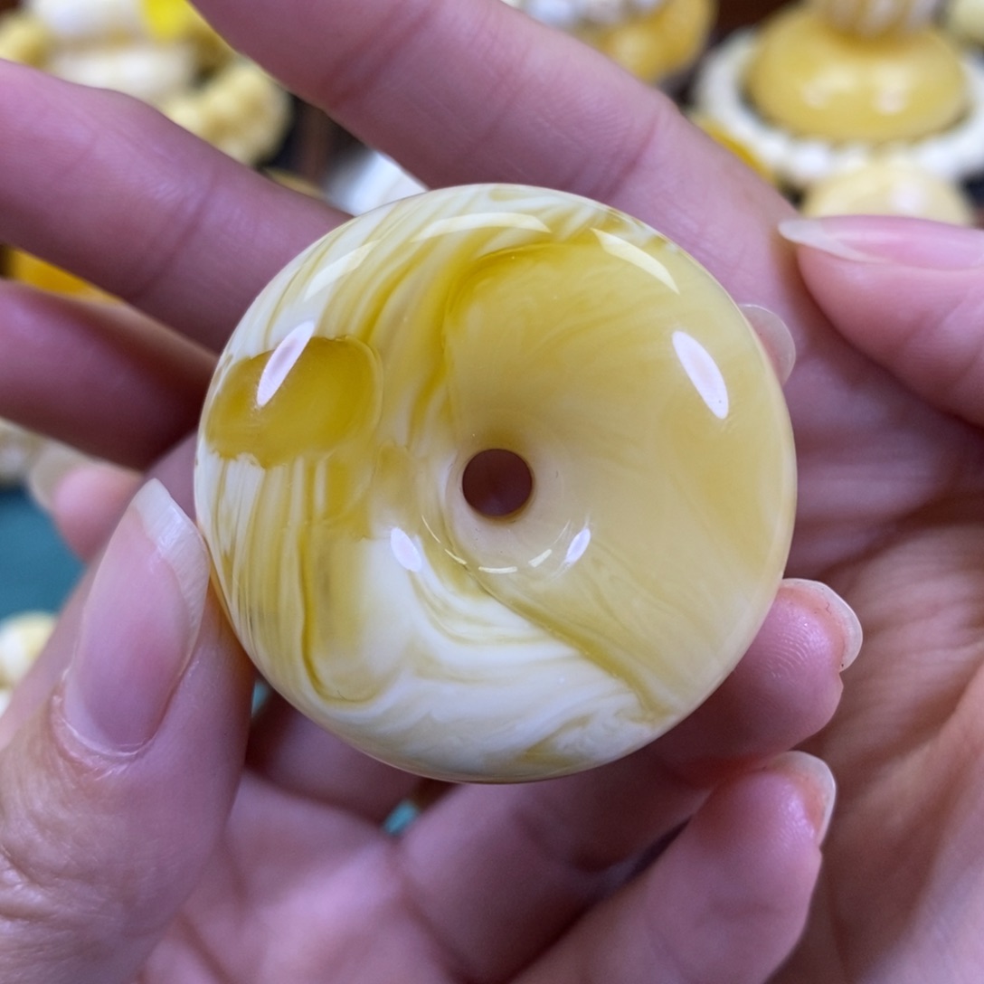 琥珀裸石未镶嵌平安扣