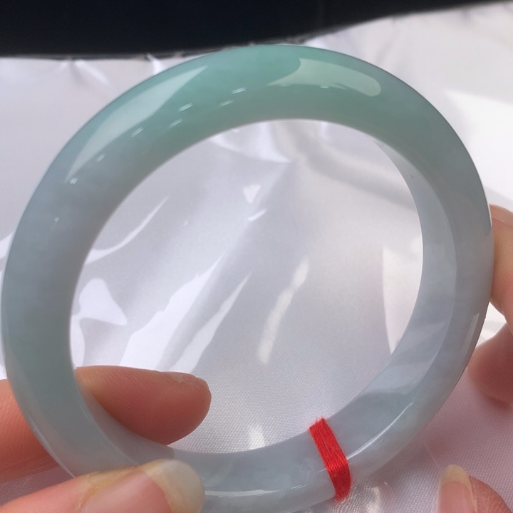 翡翠未镶嵌手镯蓝水底