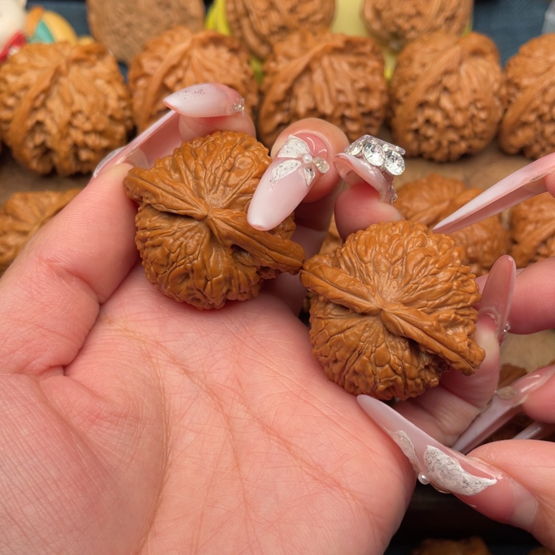 文玩核桃把件全品精配红皮白狮子41