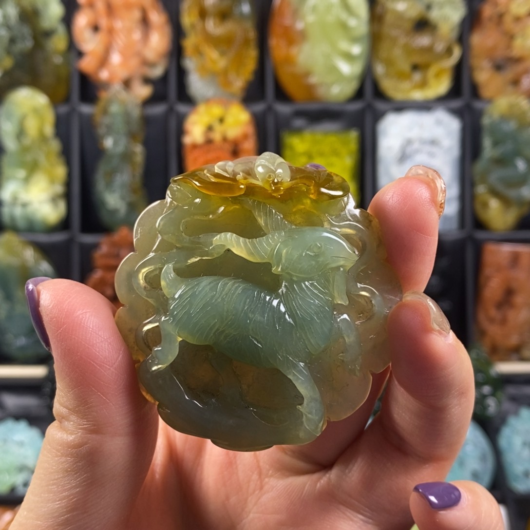 蛇纹石玉颈饰合金