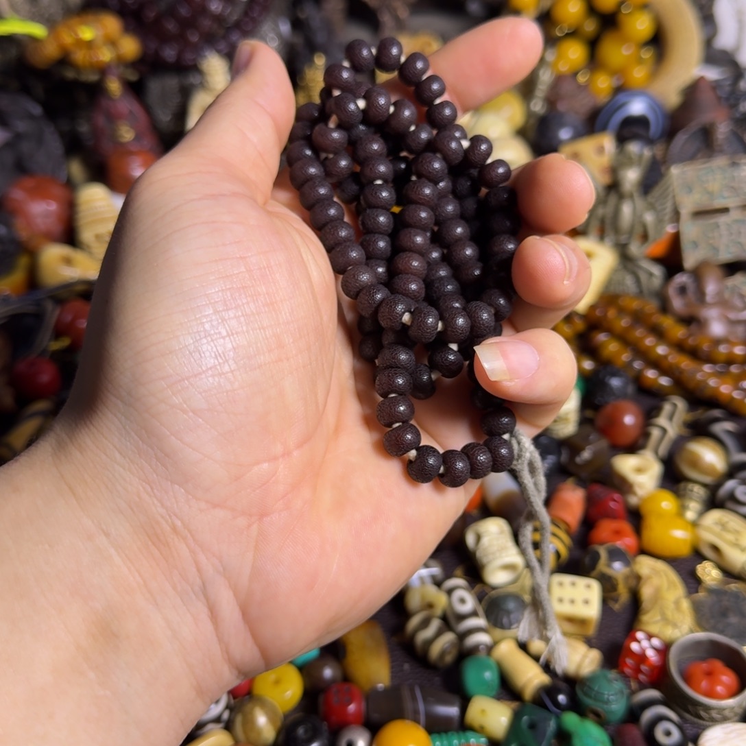 琉璃颈饰如图如图