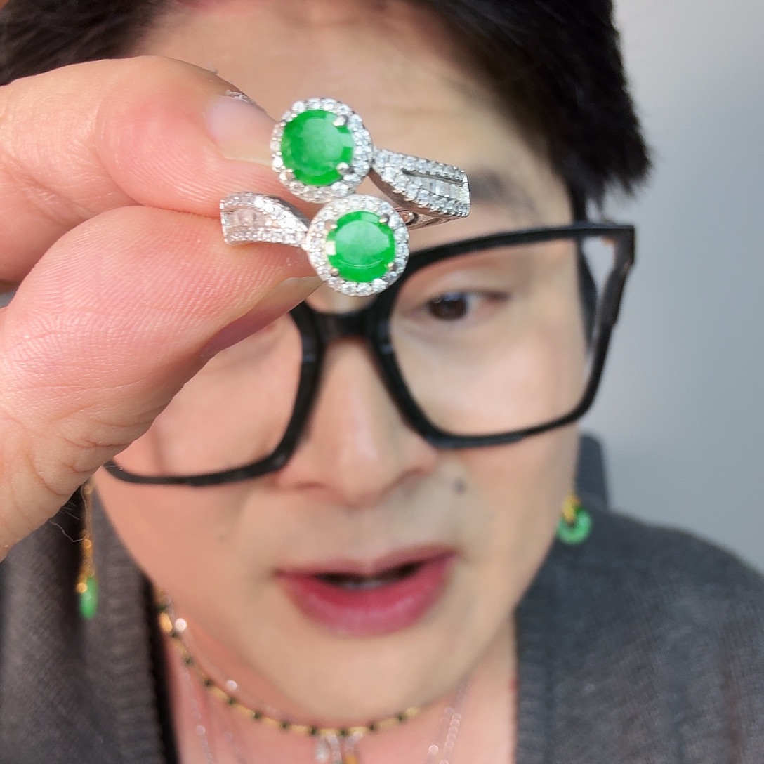 翡翠未镶嵌颈饰一件