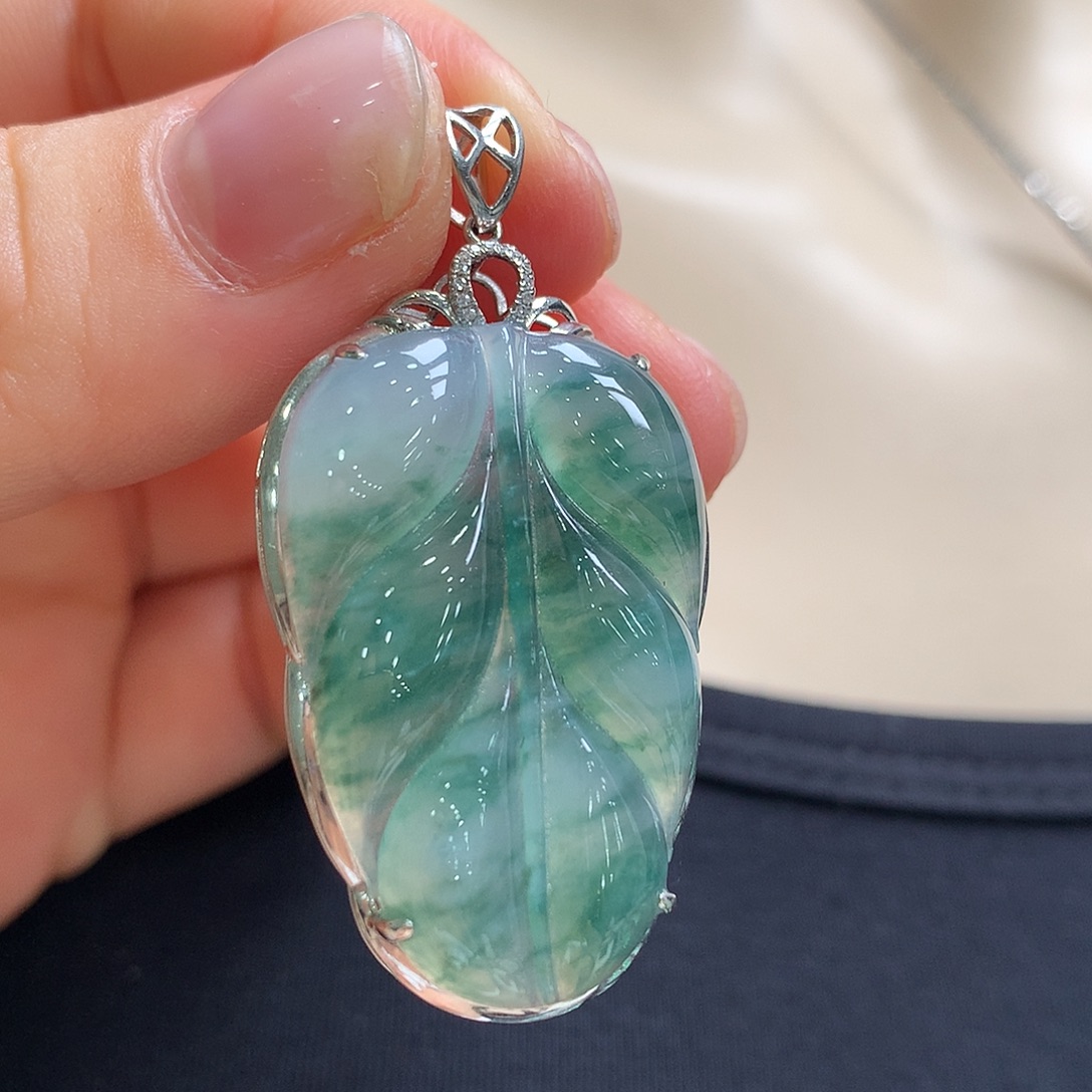 翡翠18K金镶嵌颈饰叶子