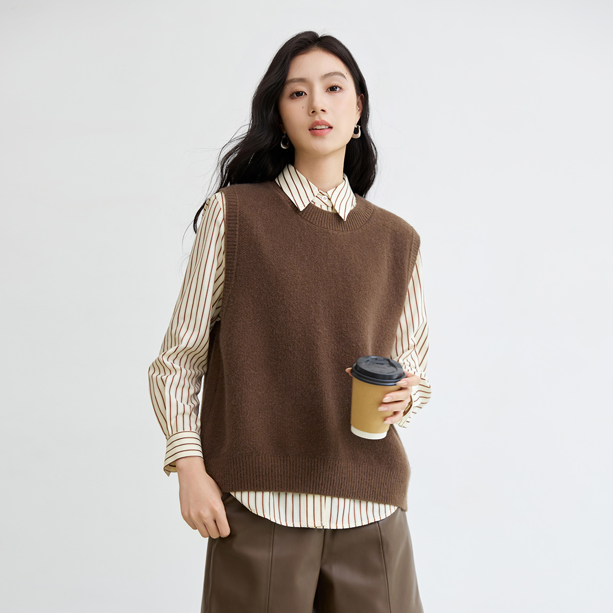 茵曼2025秋冬新款简约纯色套头无袖马甲法式温柔时尚百搭女士上衣
