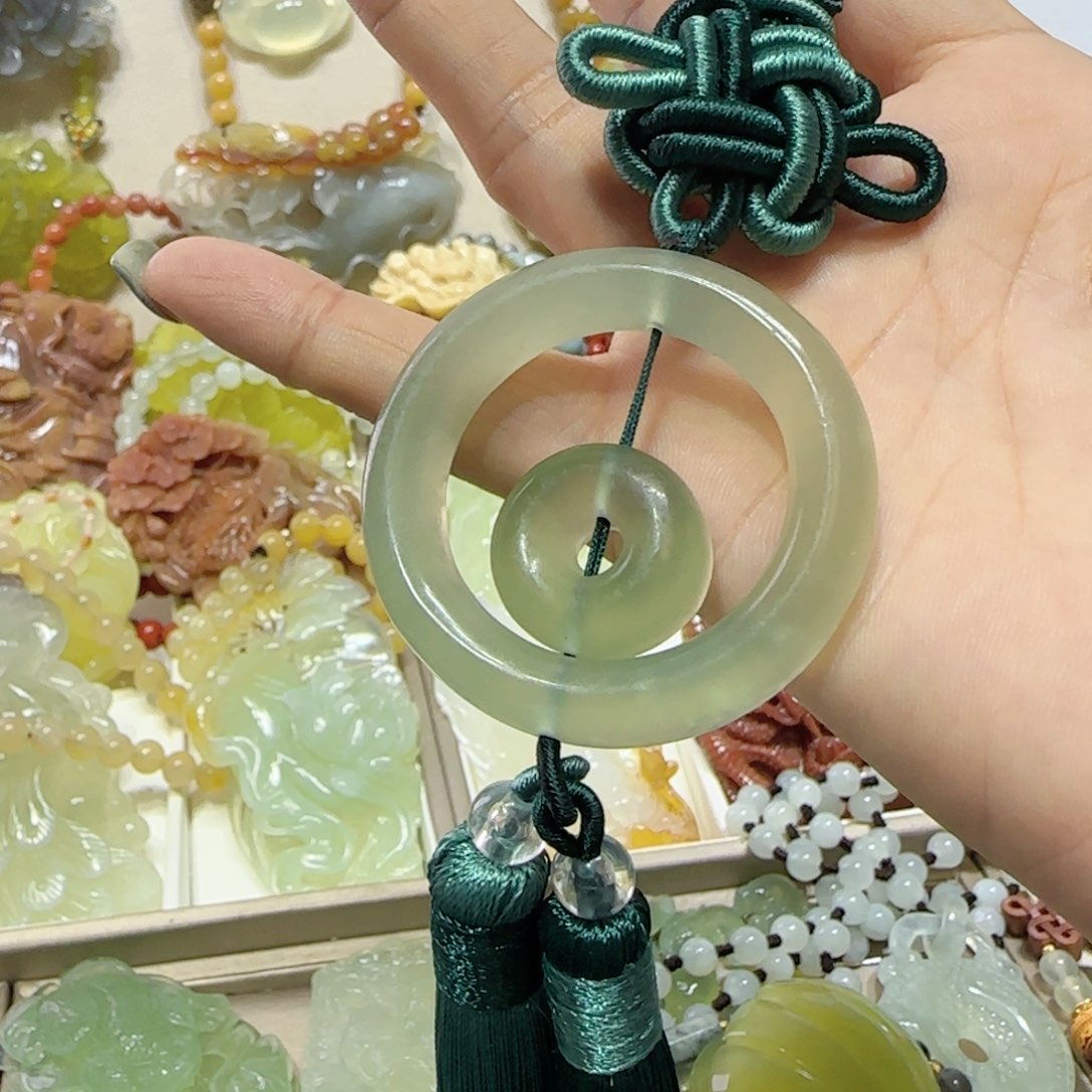 未镶嵌蛇纹石玉吊坠