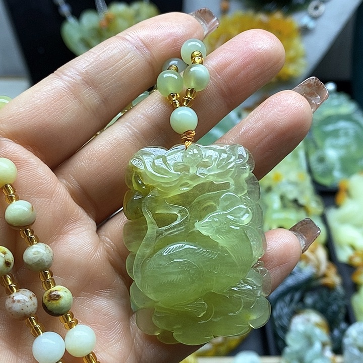 蛇纹石玉挂件未镶嵌