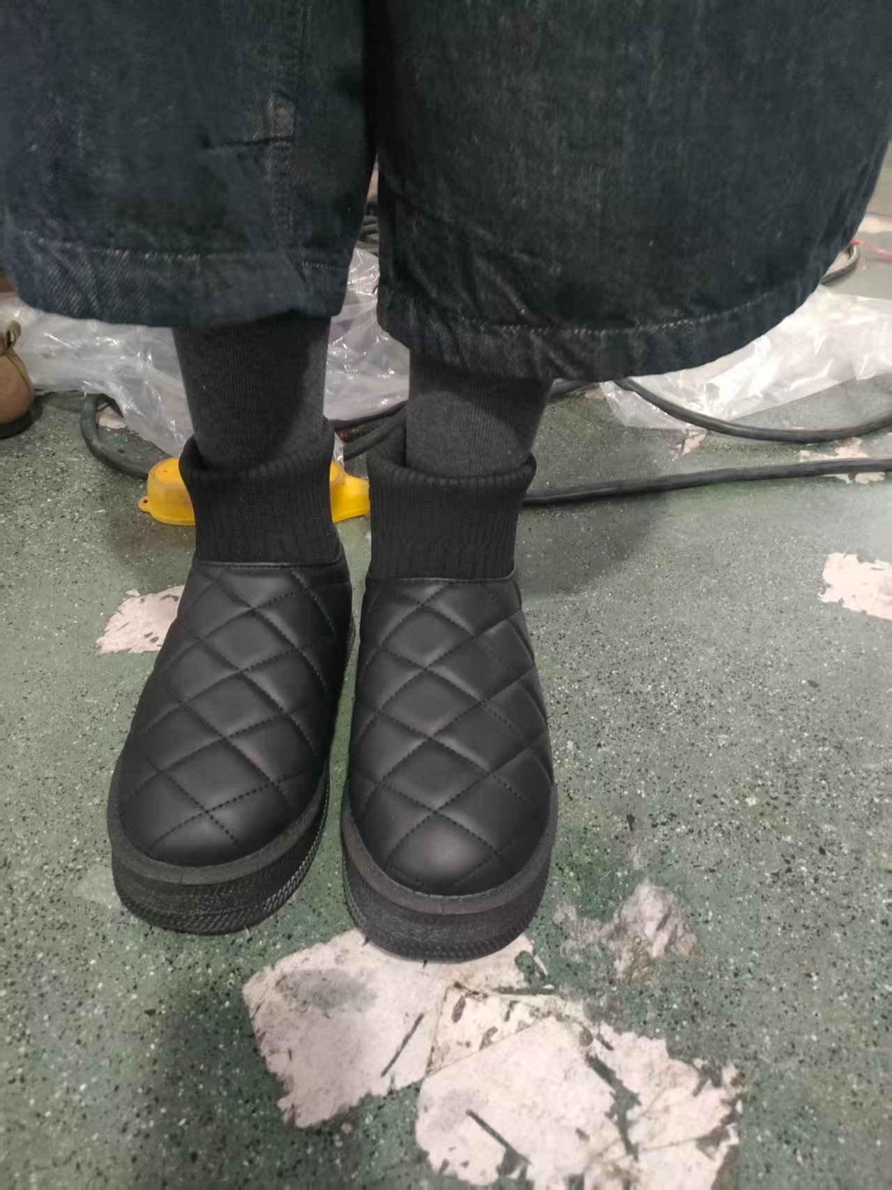 往大拍1码黑色厚底保暖防水加绒时尚雪地靴格纹