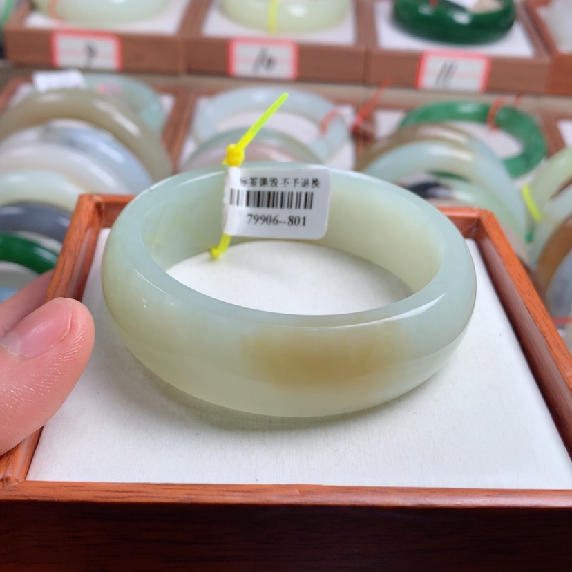 【闪购商品】和田玉手镯未镶嵌58