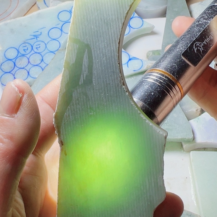 翡翠颈饰未镶嵌翡翠片料