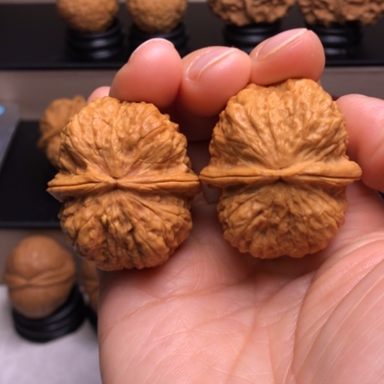 文玩核桃把件鬼脸铁蝴蝶12