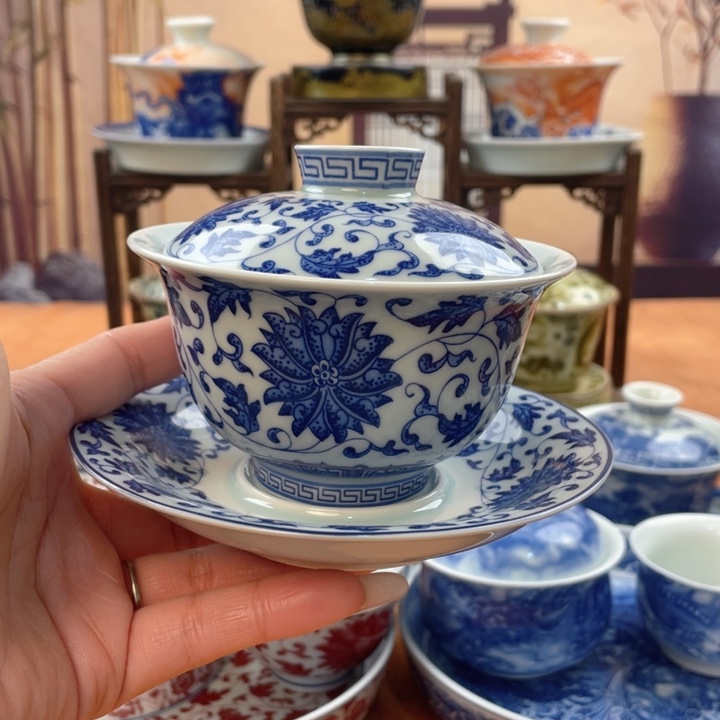 摆件陶青花缠枝莲元宝盖碗